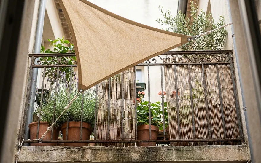Voile d'ombrage ou brise-vue sur un balcon : que choisir ?